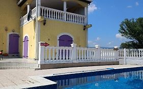 V & V Villa